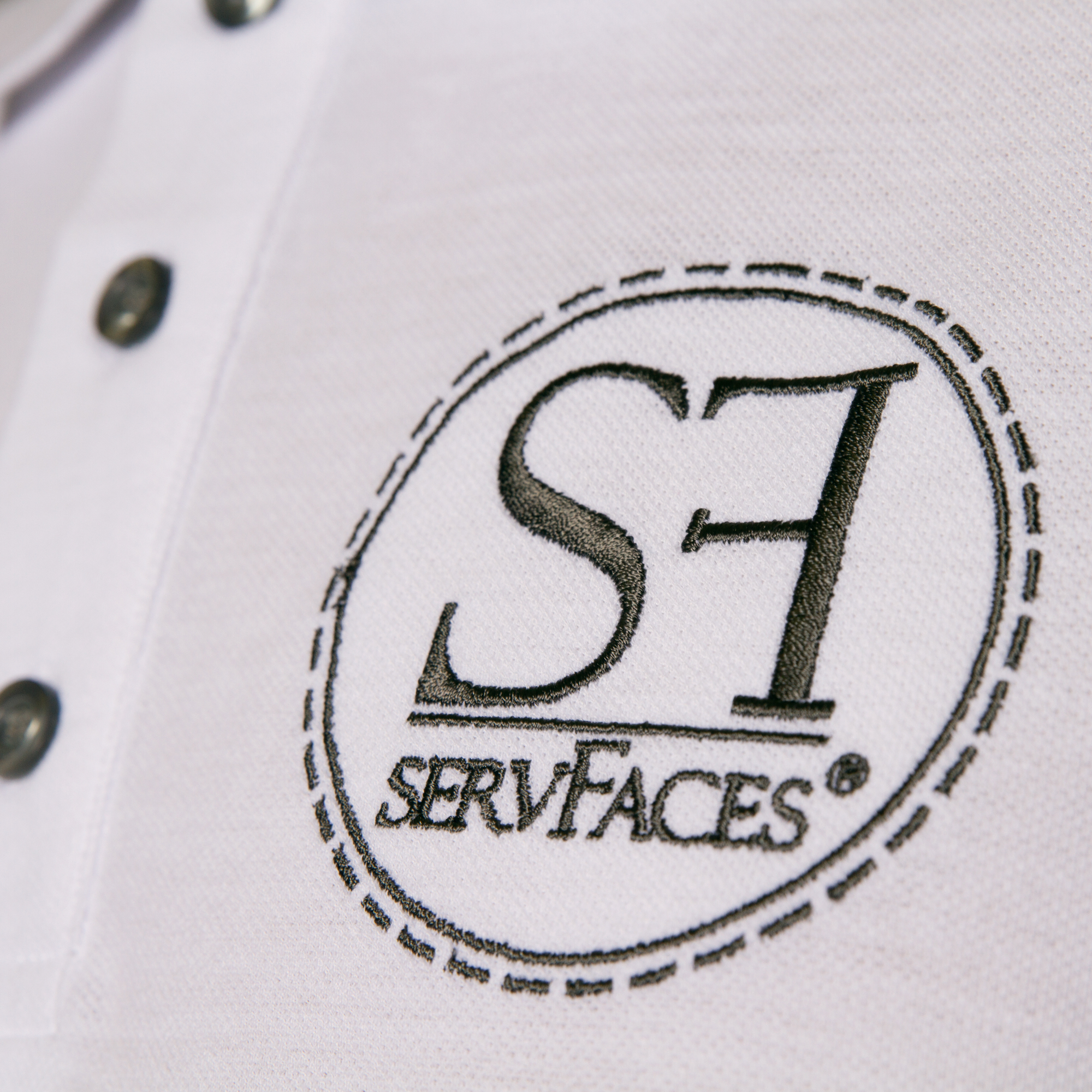servFaces Polo Shirt - так каждый сможет увидеть, что вы доверяете servFaces как пионеру в области отделки поверхностей.